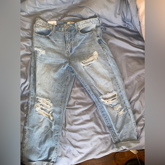 Forever 21 women’s distressed boyfriend jeans. - Picture 2 of 3